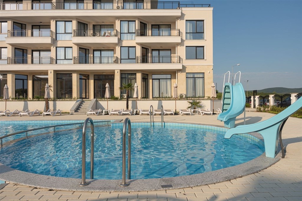 na-prodej-pekny-novy-a-kompletne-vybaveny-apartman-s-jednou-loznici-v-1-rade-od-more-achtopol-bulharsko