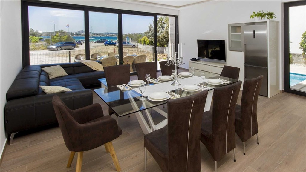 na-prodej-velmi-pekny-a-moderne-zarizeny-dum-s-garazi-a-vyhledem-na-more-pouhych-par-metru-od-more-a-plaze-srima-chorvatsko