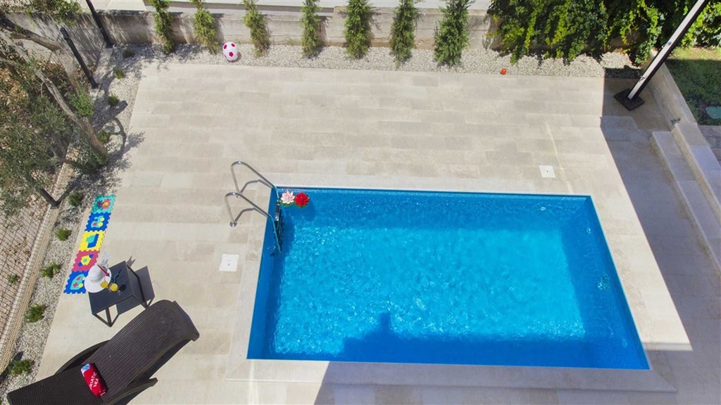 na-prodej-velmi-pekny-a-moderne-zarizeny-dum-s-garazi-a-vyhledem-na-more-pouhych-par-metru-od-more-a-plaze-srima-chorvatsko