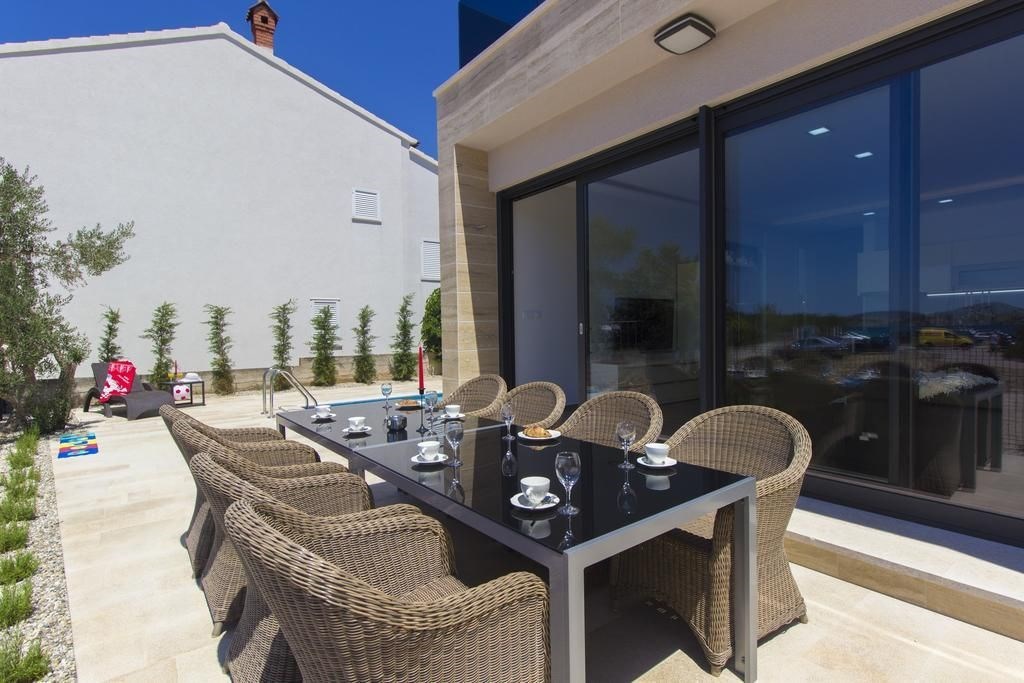 na-prodej-velmi-pekny-a-moderne-zarizeny-dum-s-garazi-a-vyhledem-na-more-pouhych-par-metru-od-more-a-plaze-srima-chorvatsko