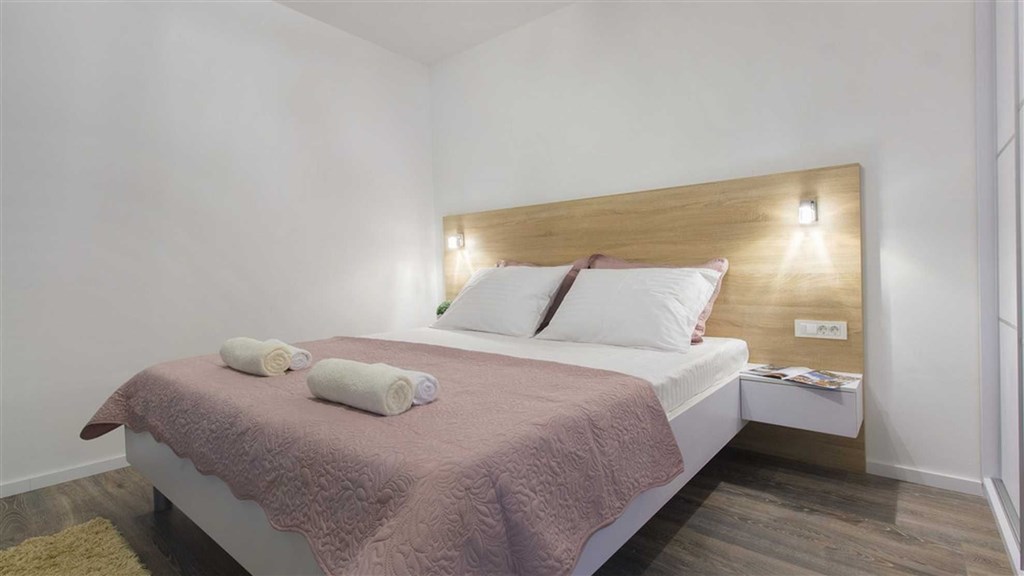 na-prodej-velmi-pekny-a-moderne-zarizeny-dum-s-garazi-a-vyhledem-na-more-pouhych-par-metru-od-more-a-plaze-srima-chorvatsko