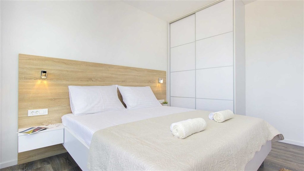 na-prodej-velmi-pekny-a-moderne-zarizeny-dum-s-garazi-a-vyhledem-na-more-pouhych-par-metru-od-more-a-plaze-srima-chorvatsko