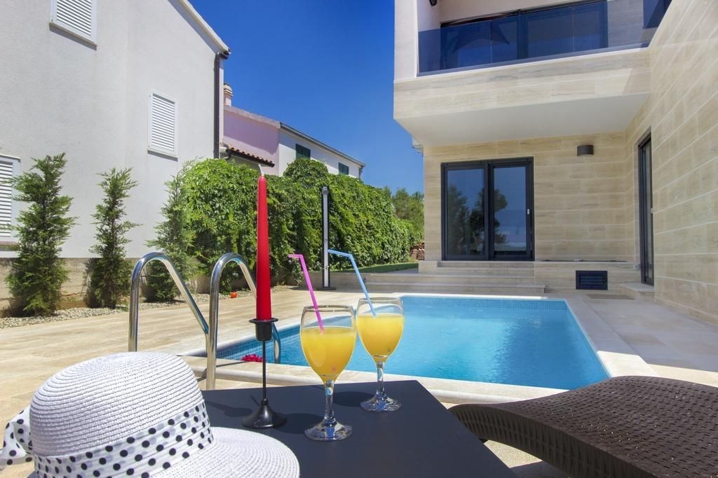 na-prodej-velmi-pekny-a-moderne-zarizeny-dum-s-garazi-a-vyhledem-na-more-pouhych-par-metru-od-more-a-plaze-srima-chorvatsko