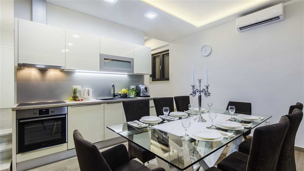 na-prodej-velmi-pekny-a-moderne-zarizeny-dum-s-garazi-a-vyhledem-na-more-pouhych-par-metru-od-more-a-plaze-srima-chorvatsko