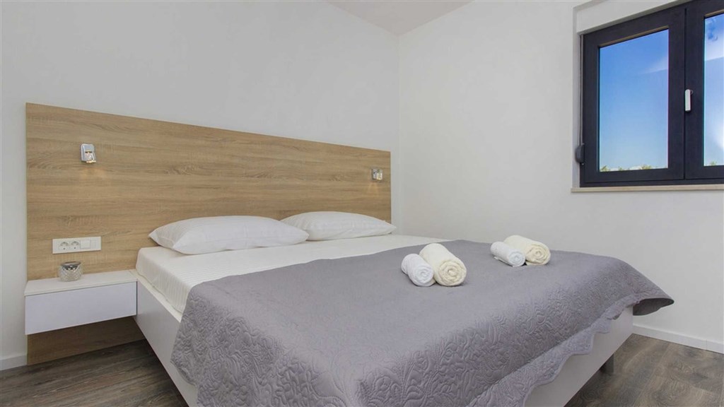 na-prodej-velmi-pekny-a-moderne-zarizeny-dum-s-garazi-a-vyhledem-na-more-pouhych-par-metru-od-more-a-plaze-srima-chorvatsko