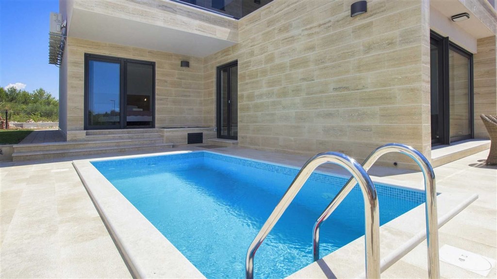 na-prodej-velmi-pekny-a-moderne-zarizeny-dum-s-garazi-a-vyhledem-na-more-pouhych-par-metru-od-more-a-plaze-srima-chorvatsko