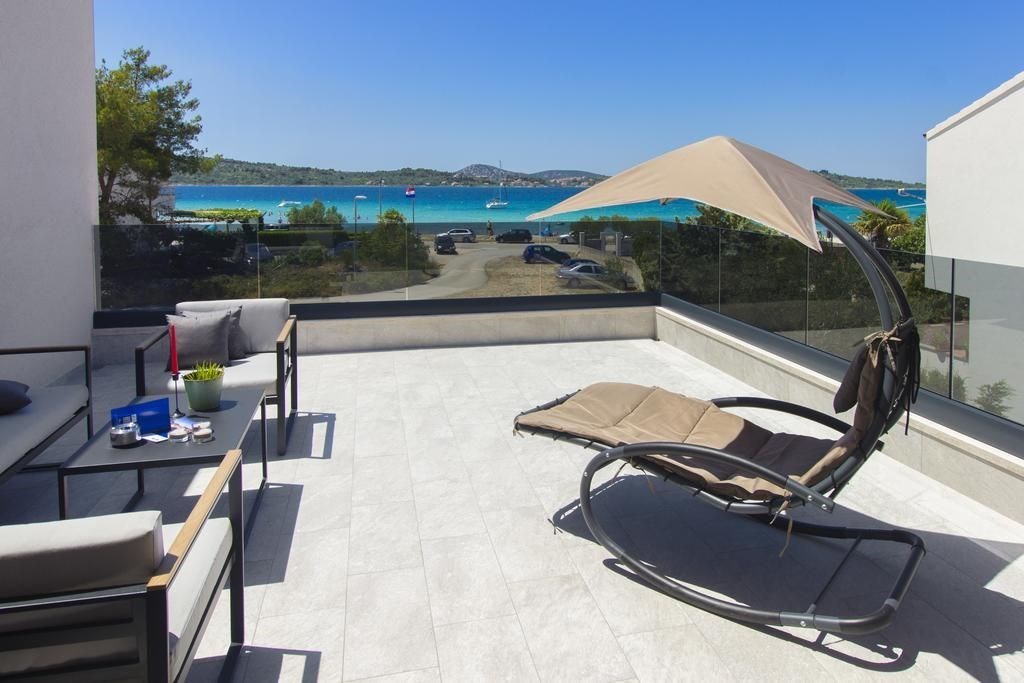 na-prodej-velmi-pekny-a-moderne-zarizeny-dum-s-garazi-a-vyhledem-na-more-pouhych-par-metru-od-more-a-plaze-srima-chorvatsko