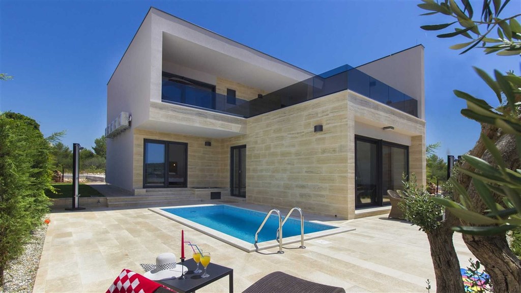 na-prodej-velmi-pekny-a-moderne-zarizeny-dum-s-garazi-a-vyhledem-na-more-pouhych-par-metru-od-more-a-plaze-srima-chorvatsko