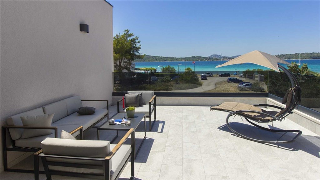 na-prodej-velmi-pekny-a-moderne-zarizeny-dum-s-garazi-a-vyhledem-na-more-pouhych-par-metru-od-more-a-plaze-srima-chorvatsko