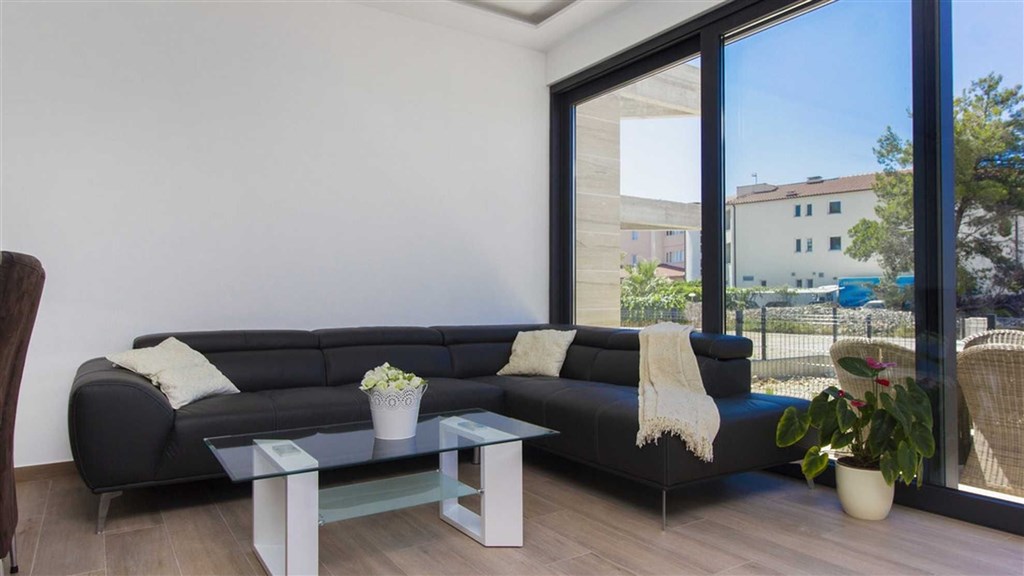 na-prodej-velmi-pekny-a-moderne-zarizeny-dum-s-garazi-a-vyhledem-na-more-pouhych-par-metru-od-more-a-plaze-srima-chorvatsko