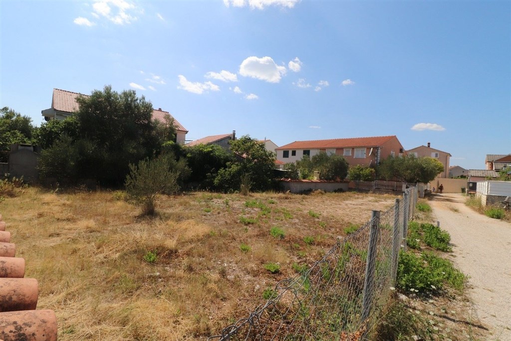 na-prodej-atraktivni-stavebni-pozemek-se-stavebnim-povolenim-180-m-od-plaze-srima-chorvatsko