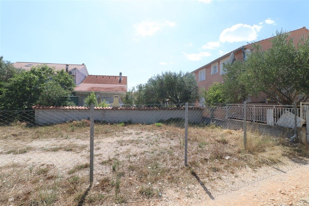 na-prodej-atraktivni-stavebni-pozemek-se-stavebnim-povolenim-180-m-od-plaze-srima-chorvatsko