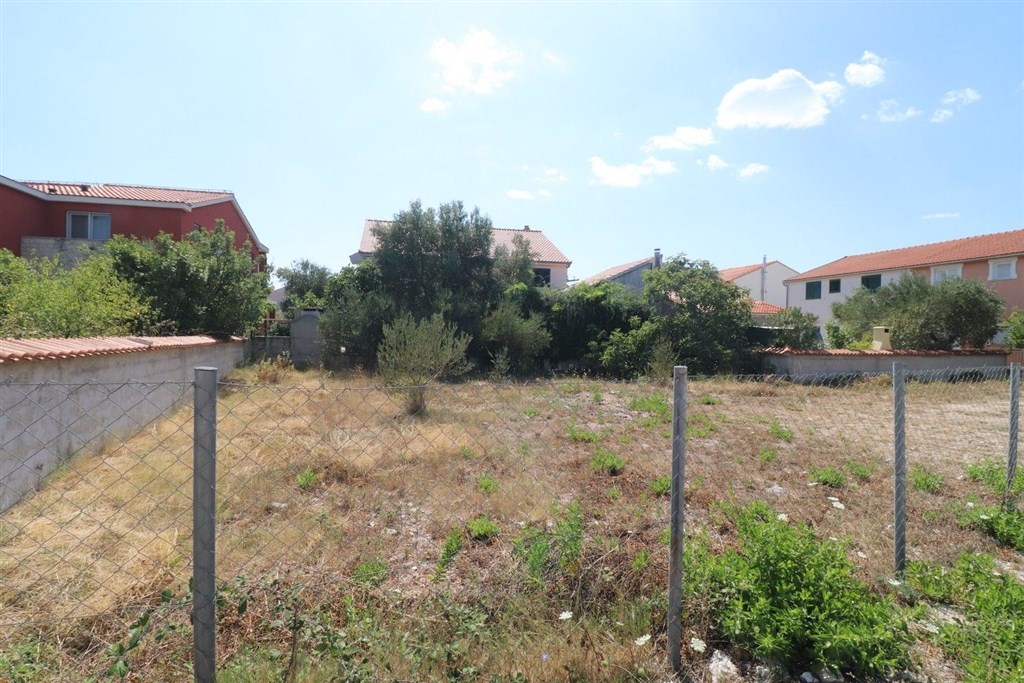 na-prodej-atraktivni-stavebni-pozemek-se-stavebnim-povolenim-180-m-od-plaze-srima-chorvatsko