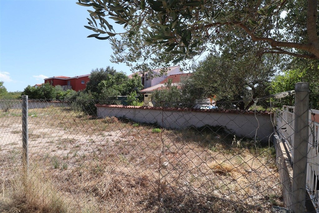 na-prodej-atraktivni-stavebni-pozemek-se-stavebnim-povolenim-180-m-od-plaze-srima-chorvatsko