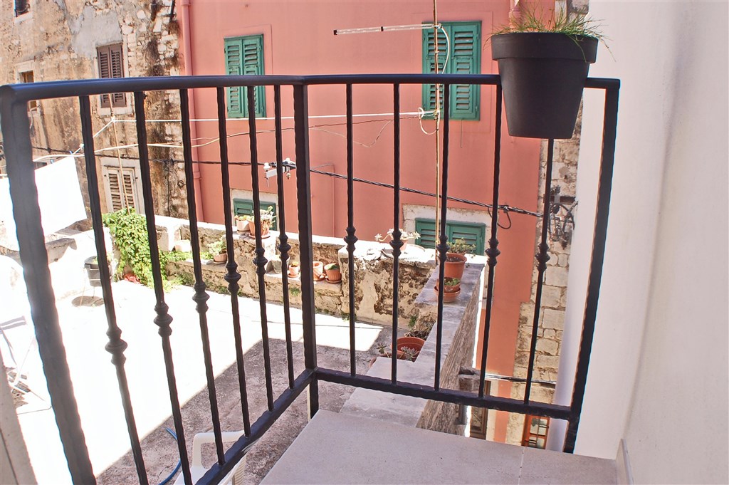 na-prodej-krasny-kamenny-dum-se-ctyrmi-studioapartmany-v-srdci-stareho-mesta-sibenik-chorvatsko