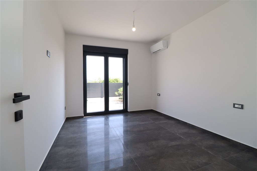 na-prodej-novy-a-velmi-prostorny-apartman-s-velkou-terasou-a-zahradkou-a-castecnym-vyhledem-na-more-murter-chorvatsko