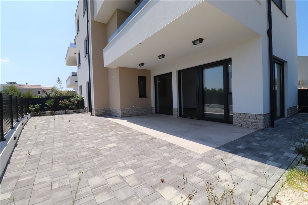 na-prodej-novy-a-velmi-prostorny-apartman-s-velkou-terasou-a-zahradkou-a-castecnym-vyhledem-na-more-murter-chorvatsko