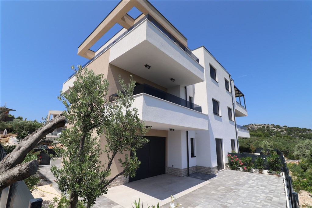 na-prodej-novy-a-velmi-prostorny-apartman-s-velkou-terasou-a-zahradkou-a-castecnym-vyhledem-na-more-murter-chorvatsko