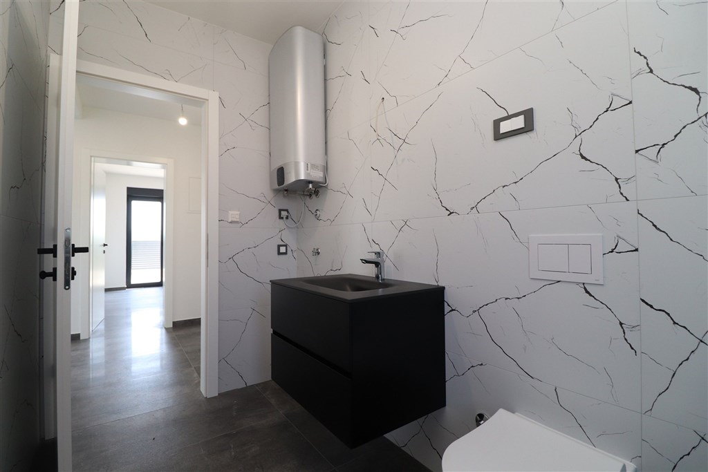 na-prodej-novy-a-velmi-prostorny-apartman-s-velkou-terasou-a-zahradkou-a-castecnym-vyhledem-na-more-murter-chorvatsko