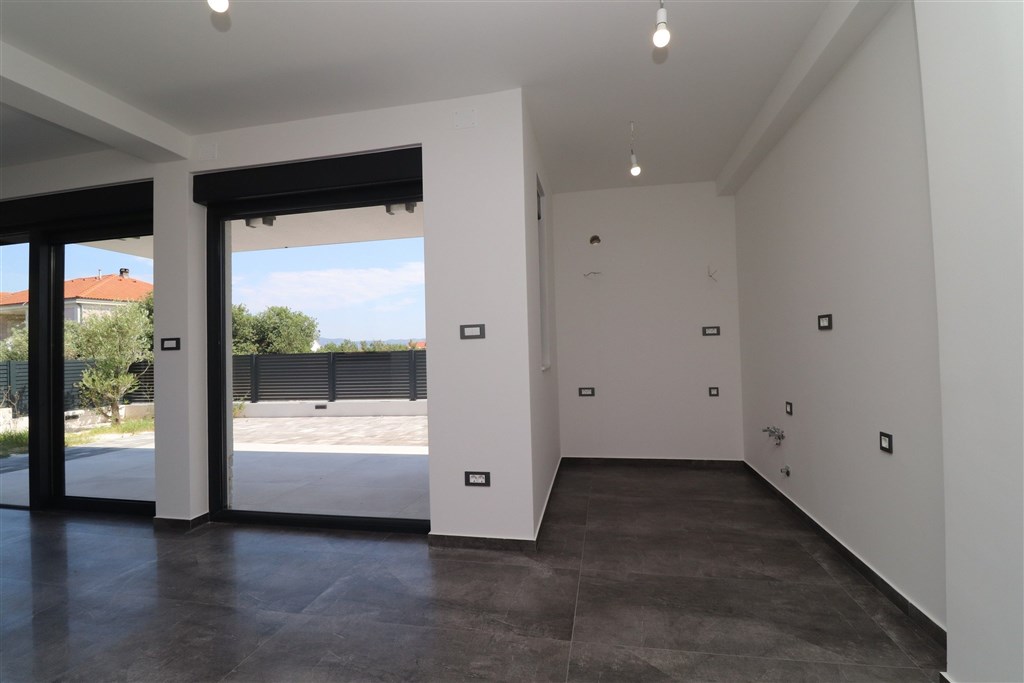 na-prodej-novy-a-velmi-prostorny-apartman-s-velkou-terasou-a-zahradkou-a-castecnym-vyhledem-na-more-murter-chorvatsko