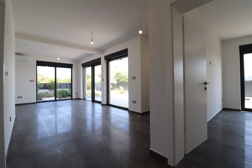 na-prodej-novy-a-velmi-prostorny-apartman-s-velkou-terasou-a-zahradkou-a-castecnym-vyhledem-na-more-murter-chorvatsko