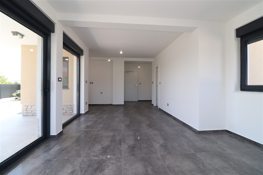 na-prodej-novy-a-velmi-prostorny-apartman-s-velkou-terasou-a-zahradkou-a-castecnym-vyhledem-na-more-murter-chorvatsko