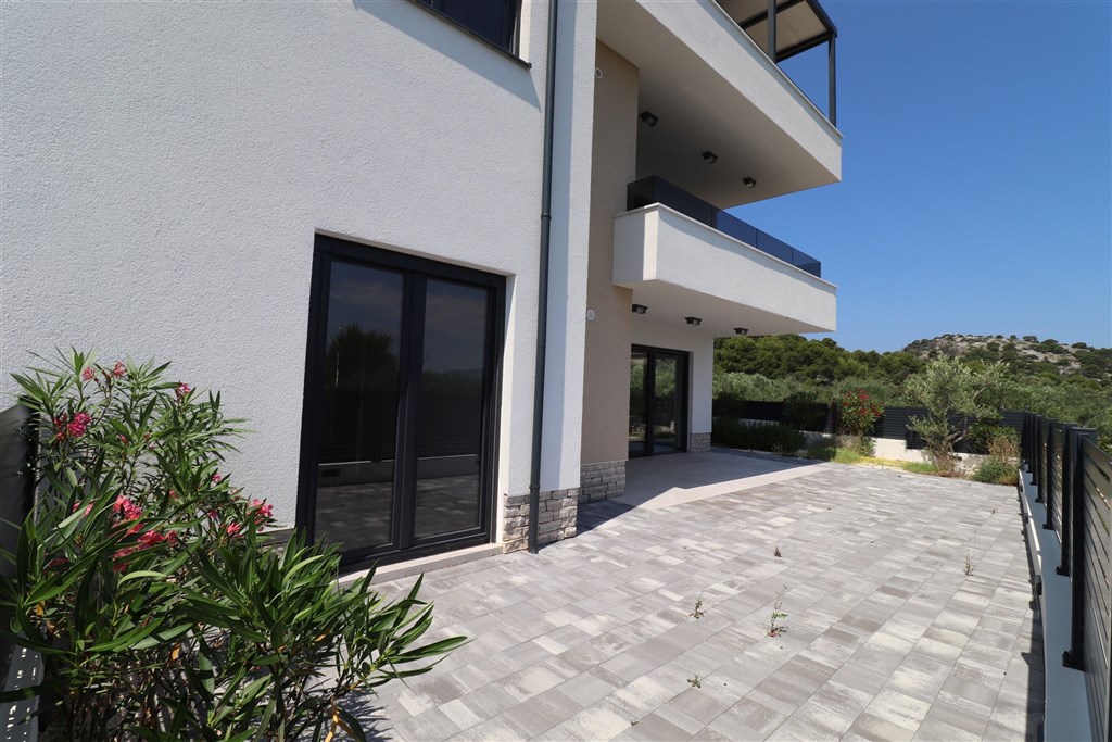 na-prodej-novy-a-velmi-prostorny-apartman-s-velkou-terasou-a-zahradkou-a-castecnym-vyhledem-na-more-murter-chorvatsko