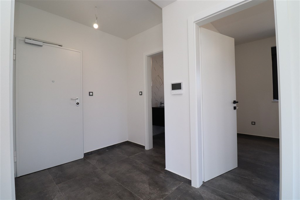 na-prodej-novy-a-velmi-prostorny-apartman-s-velkou-terasou-a-zahradkou-a-castecnym-vyhledem-na-more-murter-chorvatsko