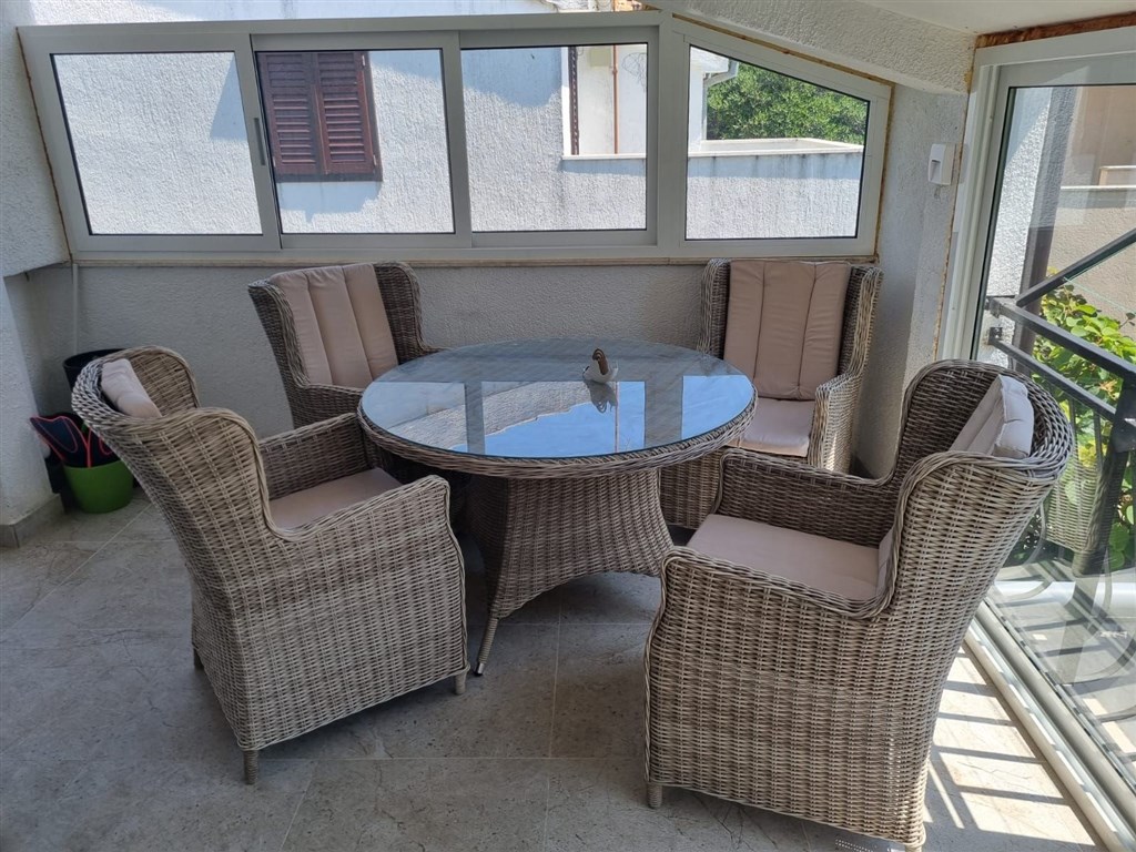 na-podej-rodinny-dum-se-dvema-samostatnymi-apartmany-v-blizkosti-more-a-plaze-jadrija-chorvatsko