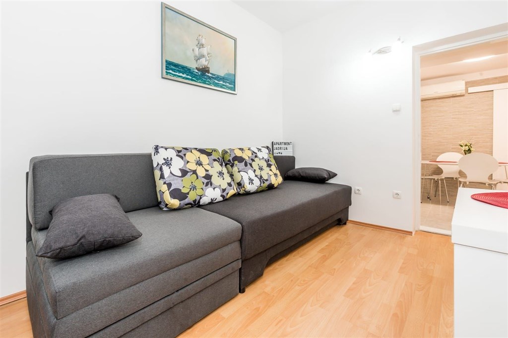 na-podej-rodinny-dum-se-dvema-samostatnymi-apartmany-v-blizkosti-more-a-plaze-jadrija-chorvatsko