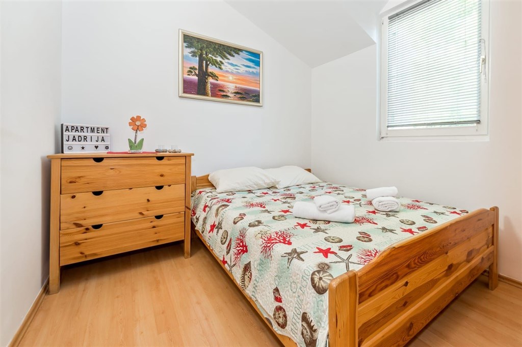 na-podej-rodinny-dum-se-dvema-samostatnymi-apartmany-v-blizkosti-more-a-plaze-jadrija-chorvatsko