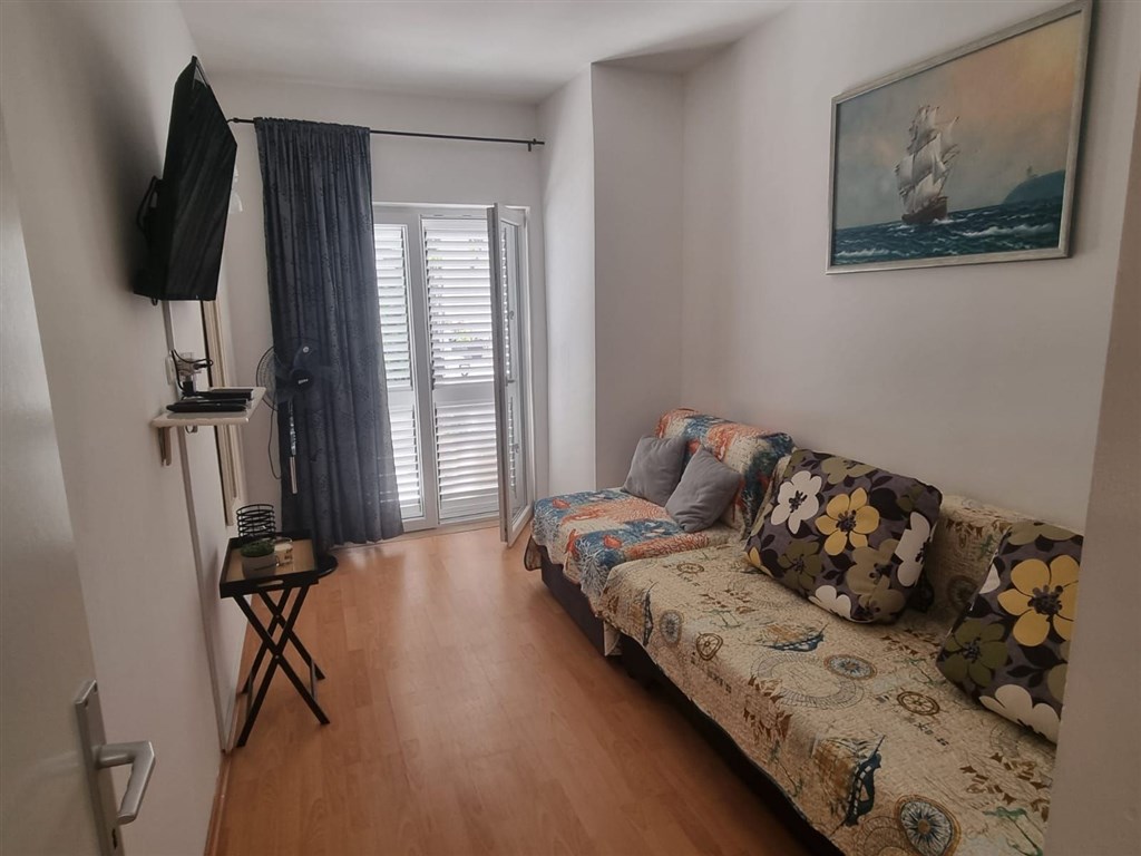 na-podej-rodinny-dum-se-dvema-samostatnymi-apartmany-v-blizkosti-more-a-plaze-jadrija-chorvatsko