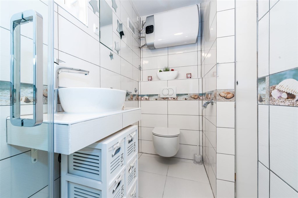 na-podej-rodinny-dum-se-dvema-samostatnymi-apartmany-v-blizkosti-more-a-plaze-jadrija-chorvatsko