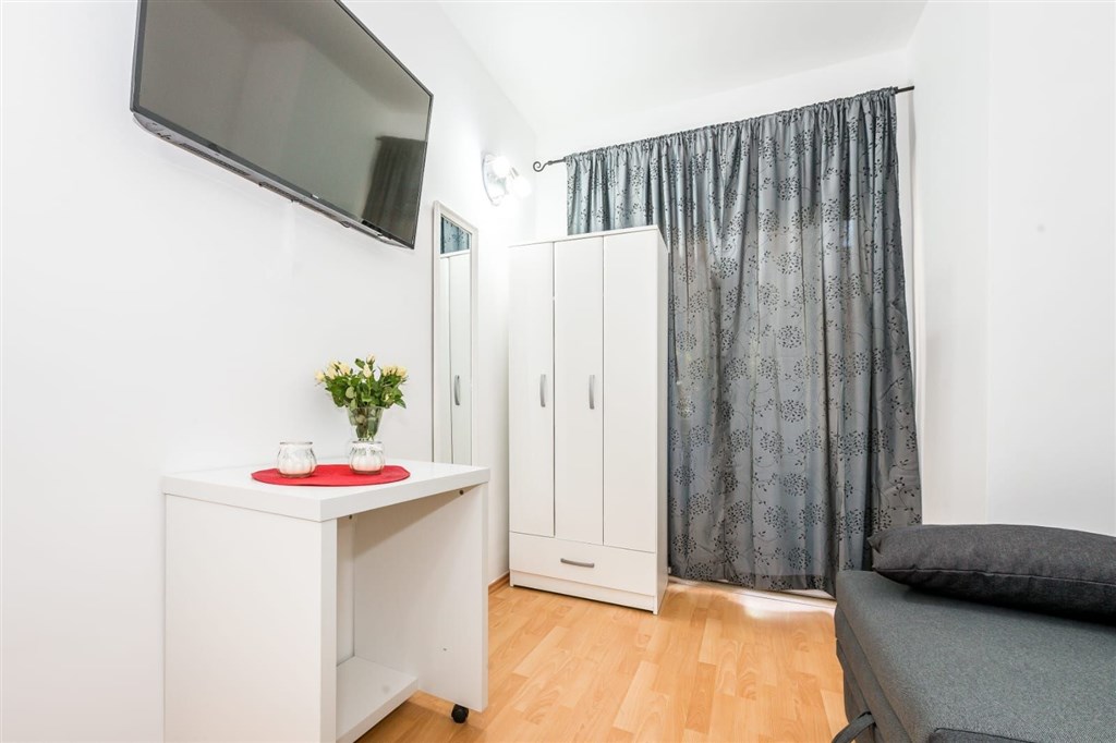 na-podej-rodinny-dum-se-dvema-samostatnymi-apartmany-v-blizkosti-more-a-plaze-jadrija-chorvatsko