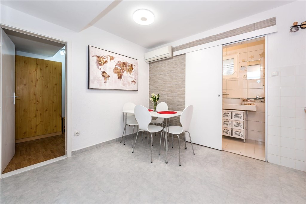 na-podej-rodinny-dum-se-dvema-samostatnymi-apartmany-v-blizkosti-more-a-plaze-jadrija-chorvatsko