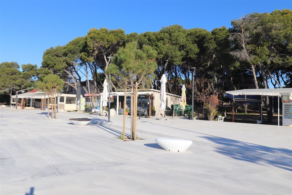 na-podej-rodinny-dum-se-dvema-samostatnymi-apartmany-v-blizkosti-more-a-plaze-jadrija-chorvatsko