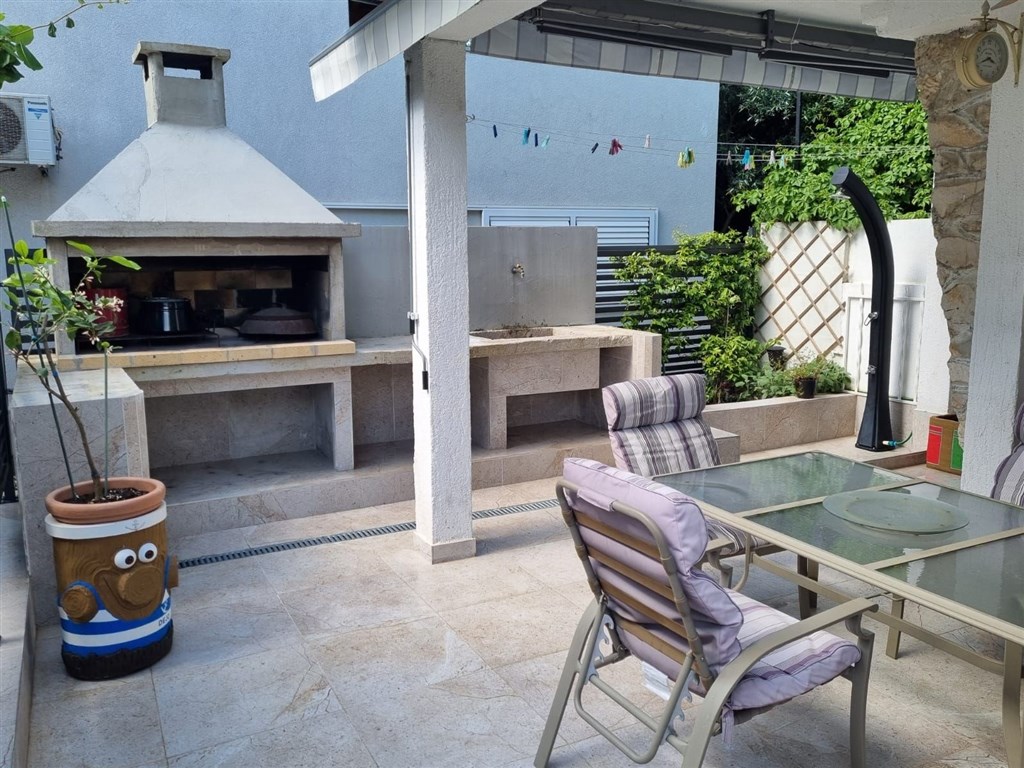 na-podej-rodinny-dum-se-dvema-samostatnymi-apartmany-v-blizkosti-more-a-plaze-jadrija-chorvatsko