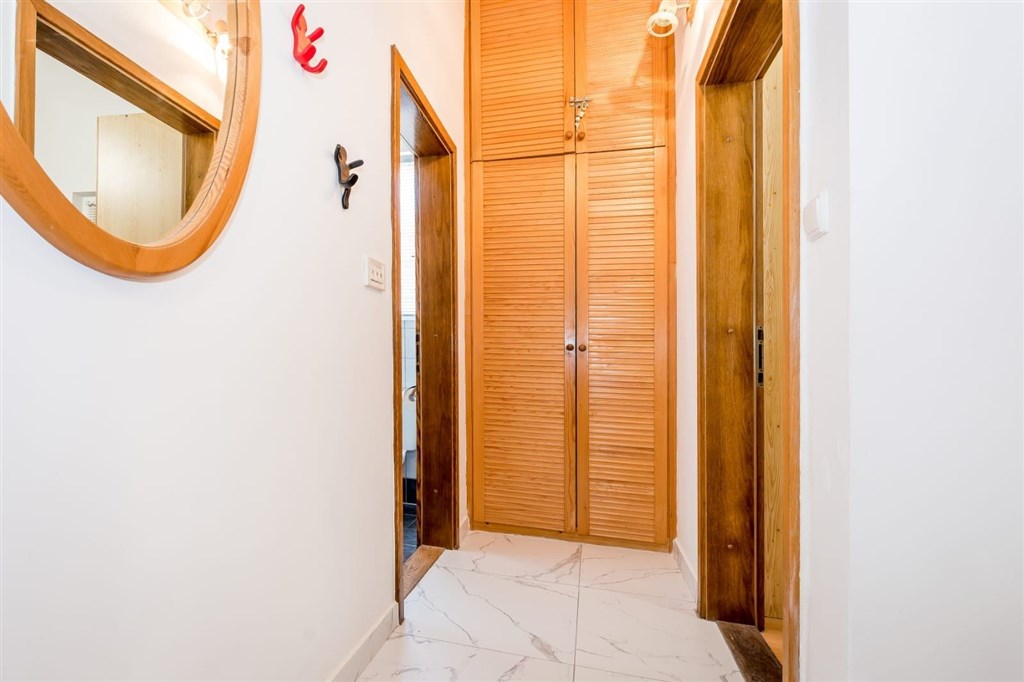 na-podej-rodinny-dum-se-dvema-samostatnymi-apartmany-v-blizkosti-more-a-plaze-jadrija-chorvatsko