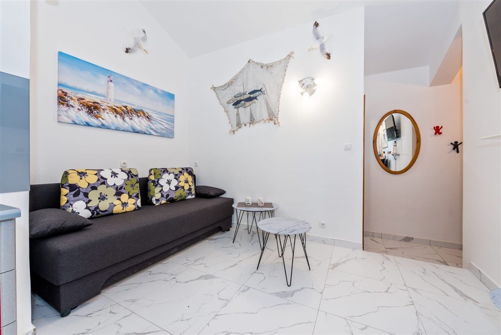 na-podej-rodinny-dum-se-dvema-samostatnymi-apartmany-v-blizkosti-more-a-plaze-jadrija-chorvatsko