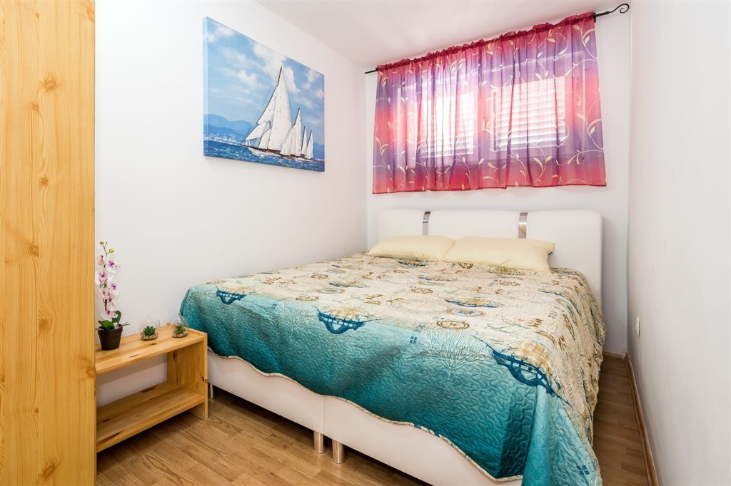 na-podej-rodinny-dum-se-dvema-samostatnymi-apartmany-v-blizkosti-more-a-plaze-jadrija-chorvatsko