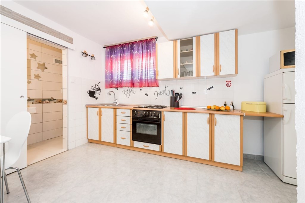 na-podej-rodinny-dum-se-dvema-samostatnymi-apartmany-v-blizkosti-more-a-plaze-jadrija-chorvatsko