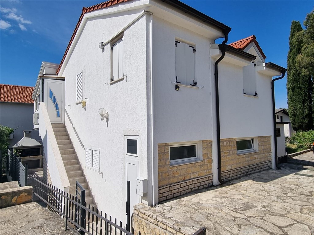 na-podej-rodinny-dum-se-dvema-samostatnymi-apartmany-v-blizkosti-more-a-plaze-jadrija-chorvatsko