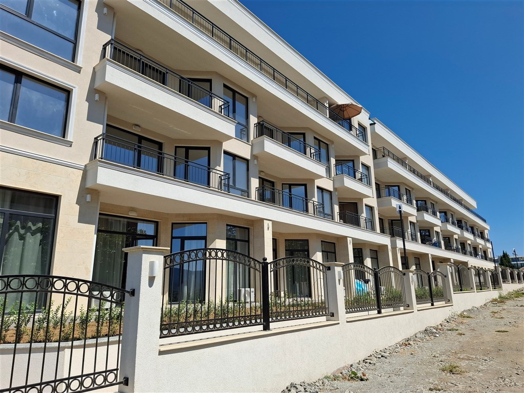 na-prodej-pekny-novy-a-kompletne-vybaveny-apartman-s-jednou-loznici-v-1-rade-od-more-achtopol-bulharsko