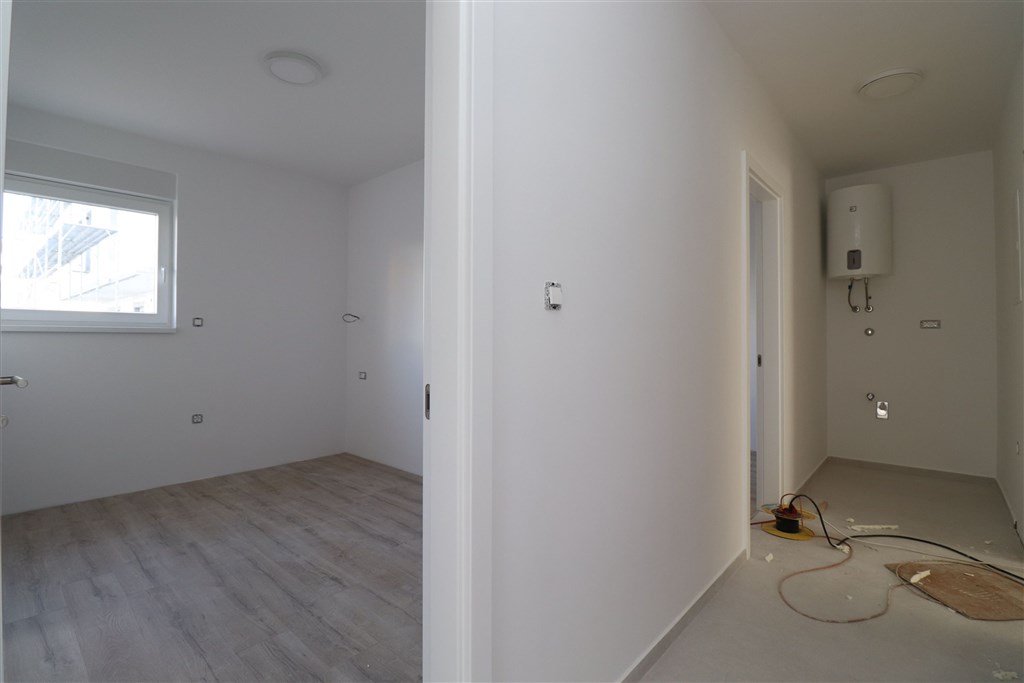 na-prodej-novy-apartman-se-2-loznicemi-a-predzahradkou-vodice-chorvatsko