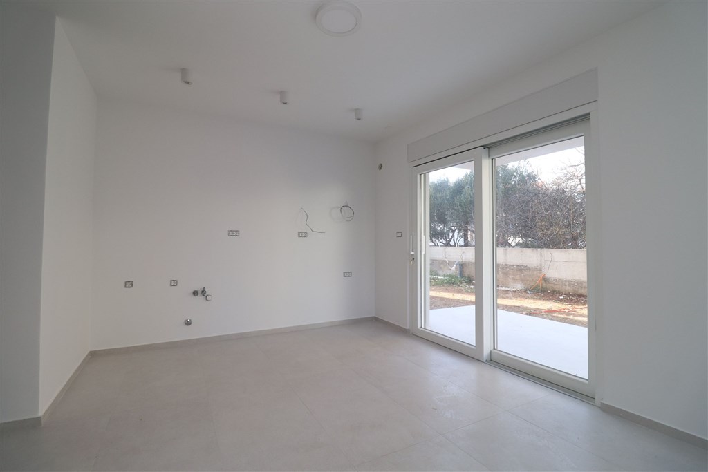 na-prodej-novy-apartman-se-2-loznicemi-a-predzahradkou-vodice-chorvatsko