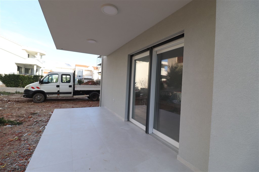 na-prodej-novy-apartman-se-2-loznicemi-a-predzahradkou-vodice-chorvatsko