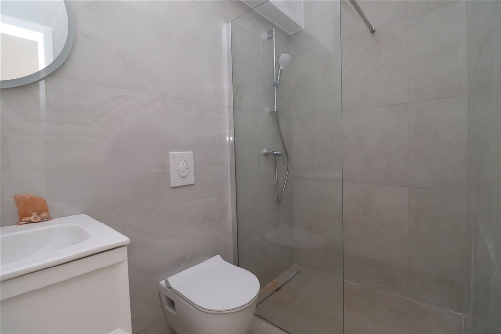 na-prodej-novy-apartman-se-2-loznicemi-a-predzahradkou-vodice-chorvatsko