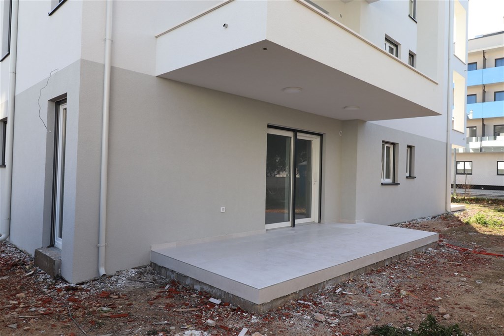 na-prodej-novy-apartman-se-2-loznicemi-a-predzahradkou-vodice-chorvatsko