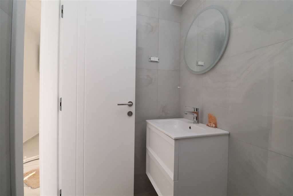 na-prodej-novy-apartman-se-2-loznicemi-a-predzahradkou-vodice-chorvatsko