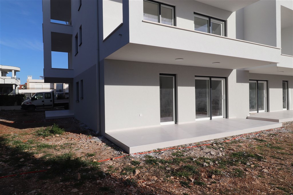 na-prodej-novy-apartman-se-2-loznicemi-a-zahradou-vodice-chorvatsko